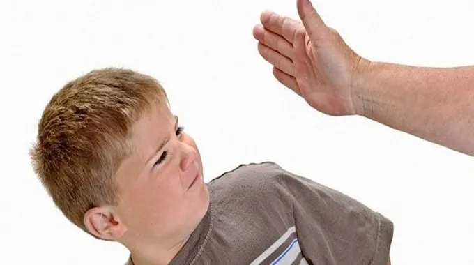 أضرار ضرب الأطفال على الدماغ