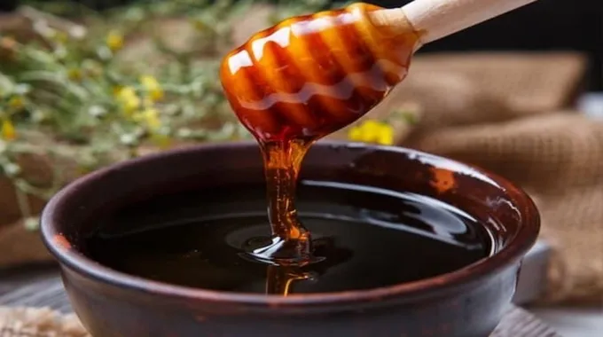 فوائد العسل الأسود الصحية على الريق